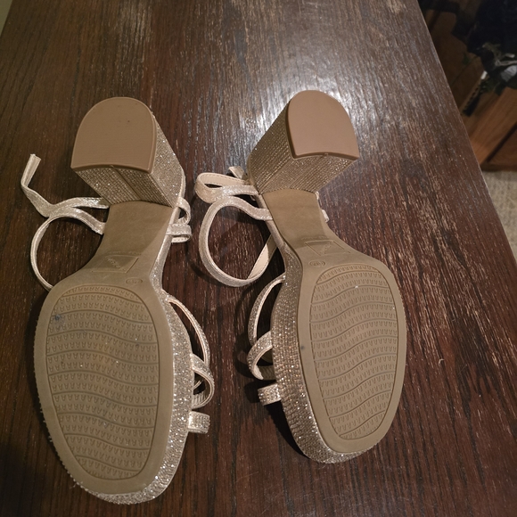 Chic Gold Women's Block Heel Sandals - Picture 4 of 6